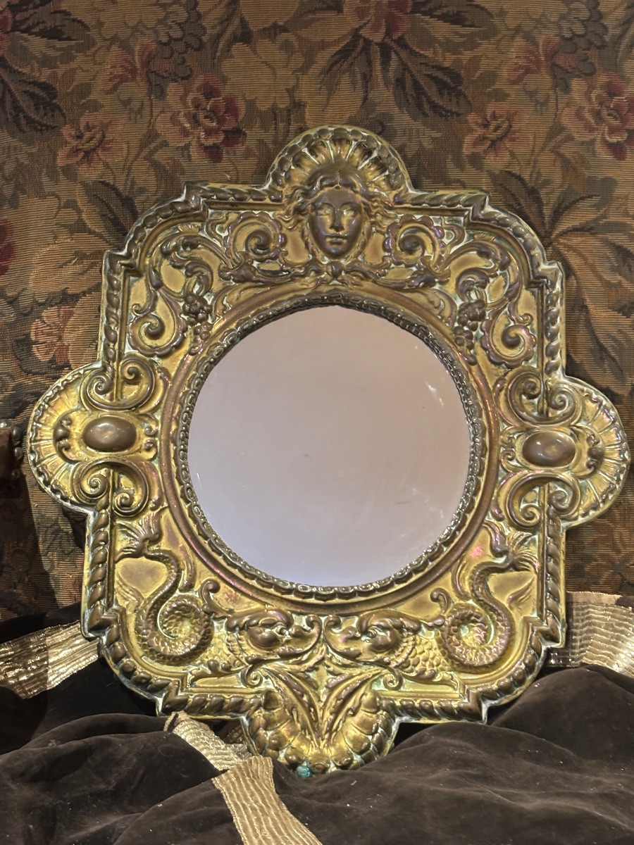 Ancien miroir XIXe Napoléon III de style LXIV en laiton repoussé à décor de dauphins et masque 