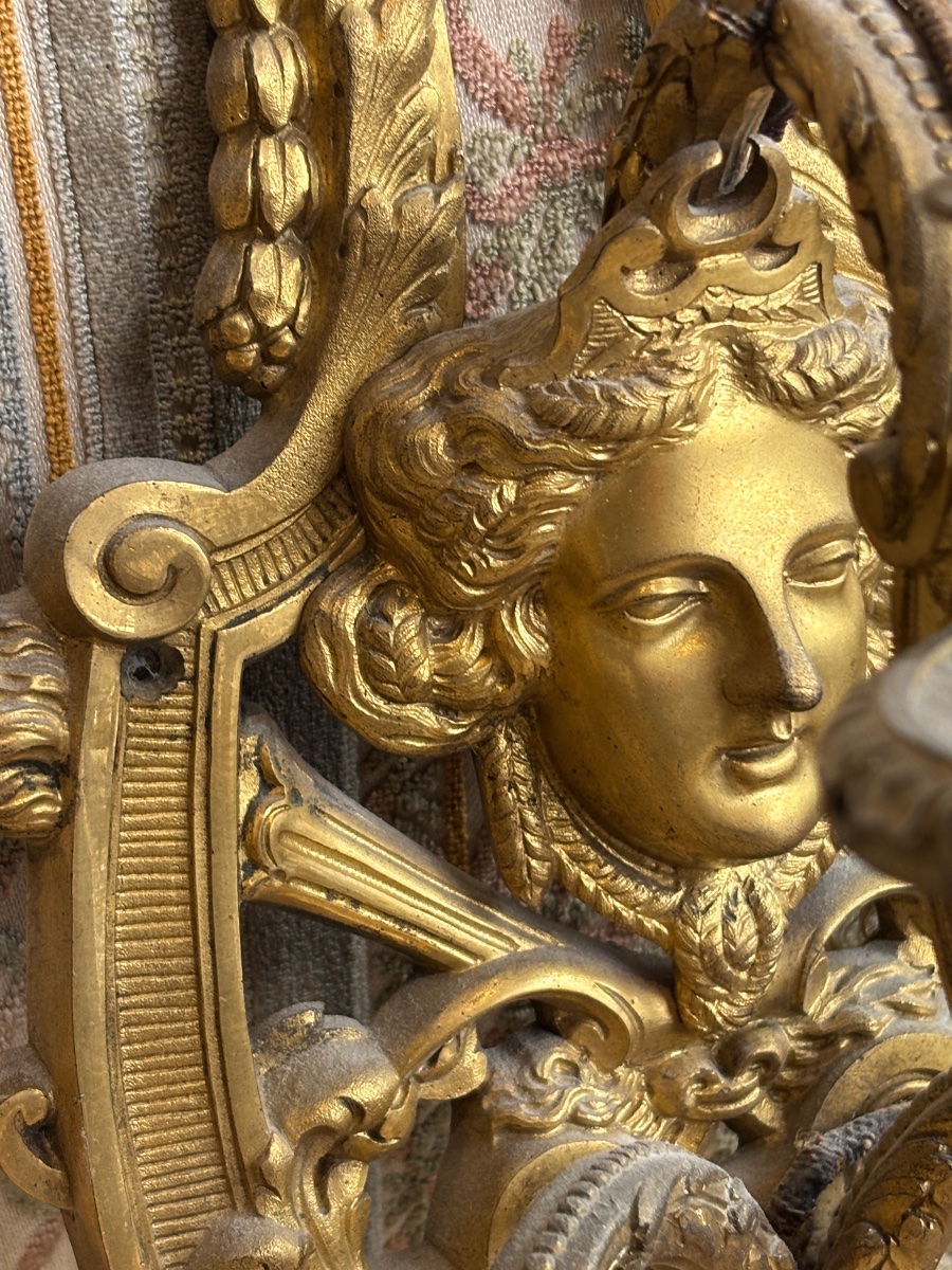 Paire d appliques en bronze doré fin XIXe de style LXIV à décor de masque et plumes d autruche -photo-2