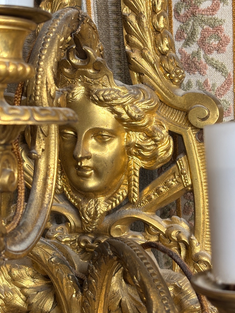 Paire d appliques en bronze doré fin XIXe de style LXIV à décor de masque et plumes d autruche -photo-3