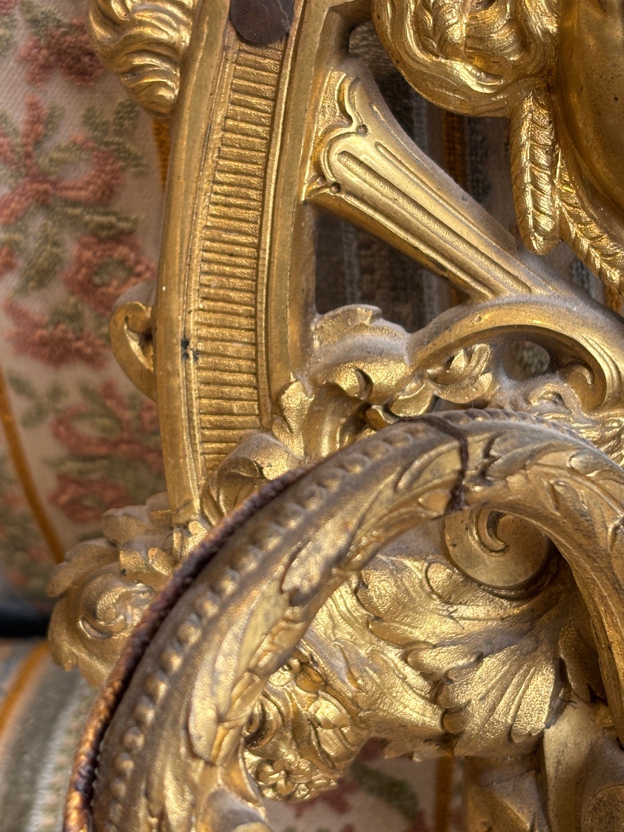 Paire d appliques en bronze doré fin XIXe de style LXIV à décor de masque et plumes d autruche -photo-2