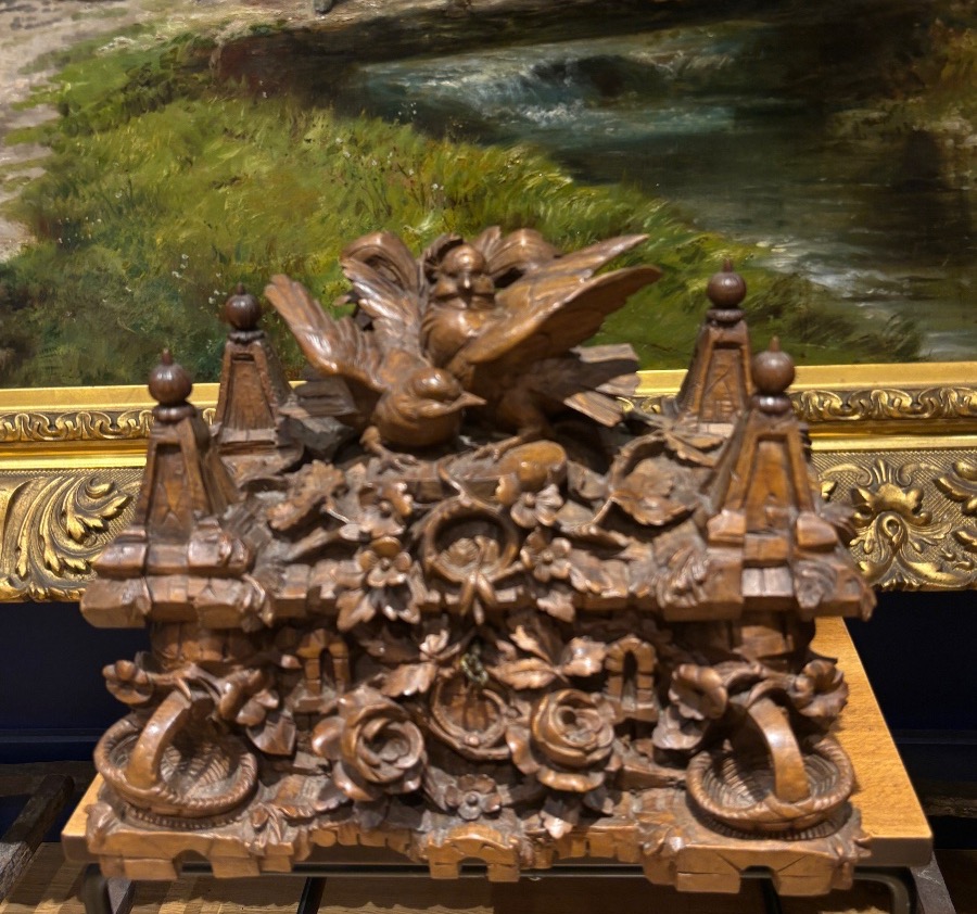 Rare coffret forêt noire black Forest à décor richement sculpté d oiseaux forme de château XIXe