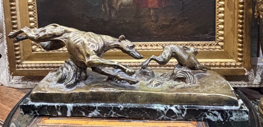 Chasse bronze lévrier pourchassant un lièvre socle en marbre par Gustave le sage 