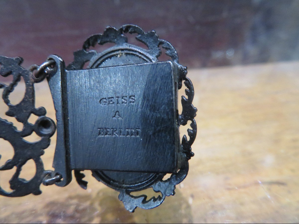 Rare Paire De Bracelets Acier Fer Noirci  De Berlin Geiss Ironwork 1820 Silesian Camée Sylphide-photo-3