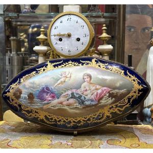 Sèvres tuileries GRANDE boîte bonbonnière en porcelaine à décor romantique angelot signée  