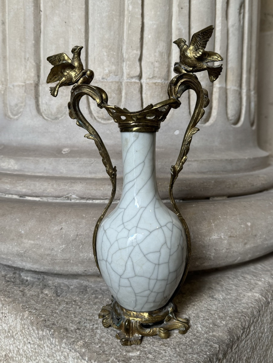 Paire De Vases En Porcelaine De Chine, Montures En Bronze Doré. -photo-2