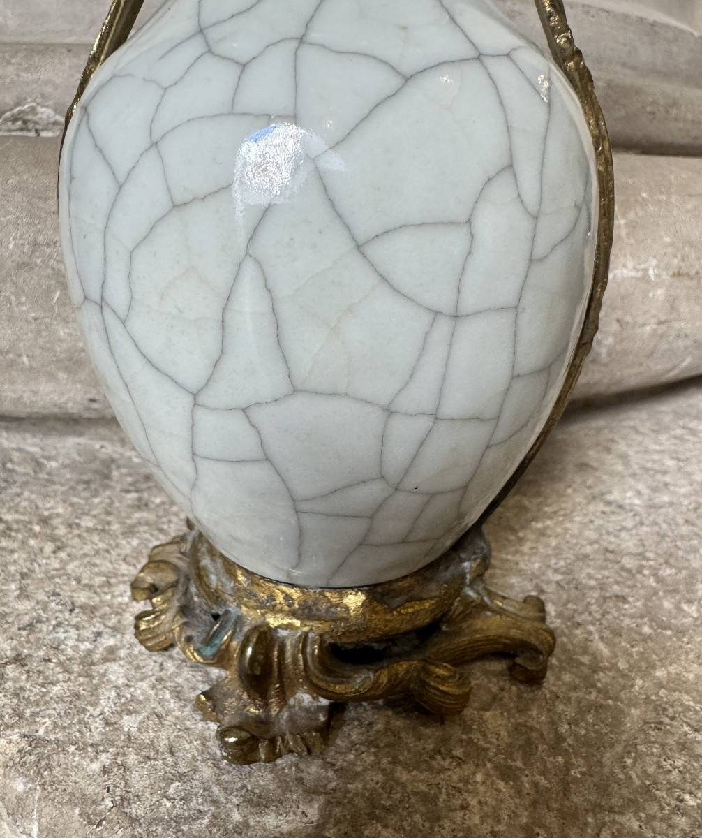 Paire De Vases En Porcelaine De Chine, Montures En Bronze Doré. -photo-4