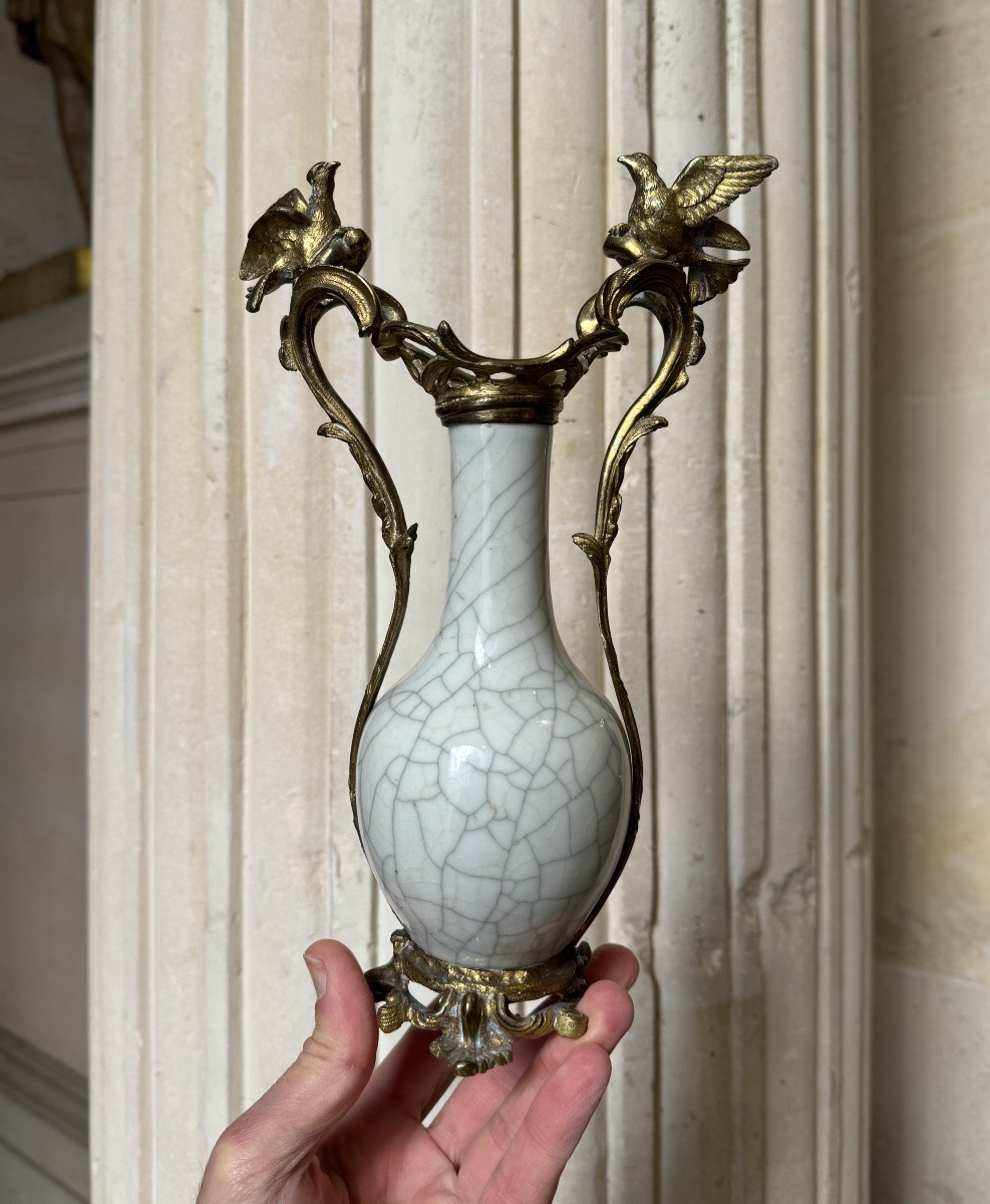 Paire De Vases En Porcelaine De Chine, Montures En Bronze Doré. -photo-3