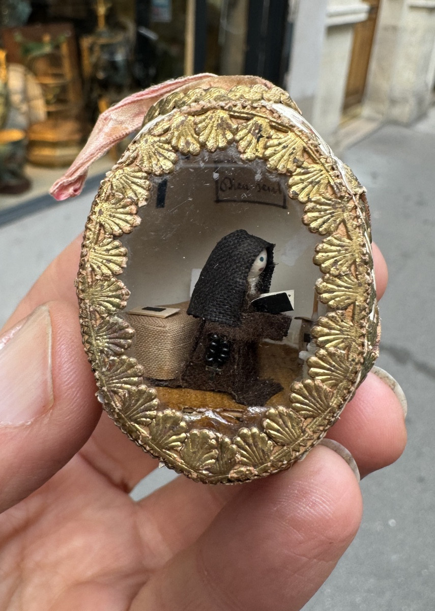 Cellule De Nonne Dans Un Oeuf 19e Siècle