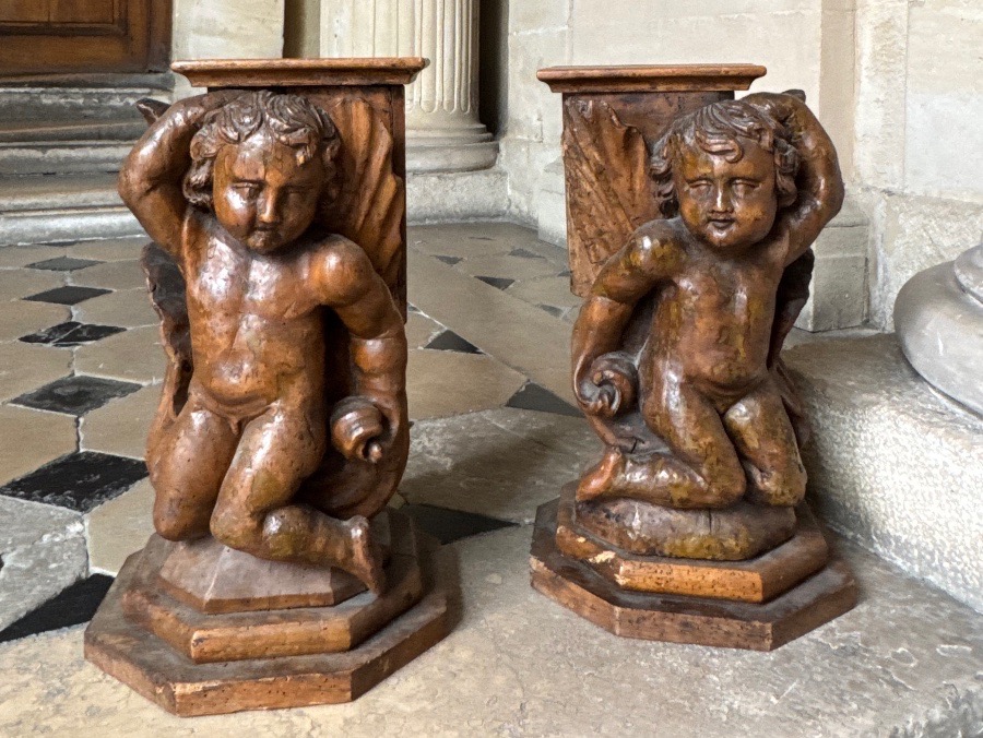 Paire De Putti En Bois Sculpté Formant Sellettes, 18ème Siècle 
