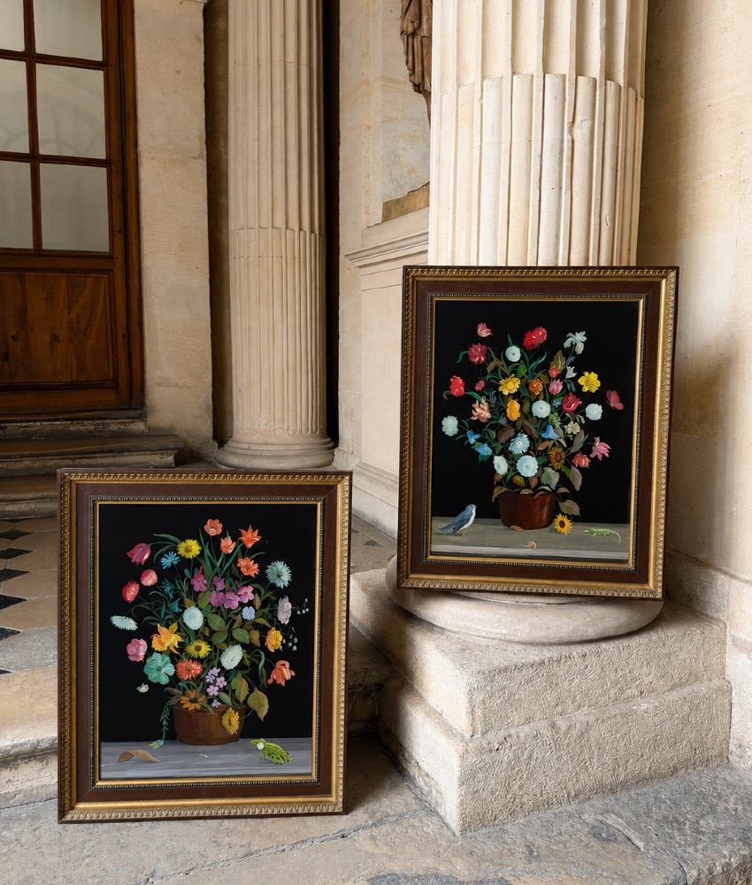 Bouquets de fleurs, paire de peintures sous verre vers 1930