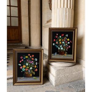 Bouquets de fleurs, paire de peintures sous verre vers 1930