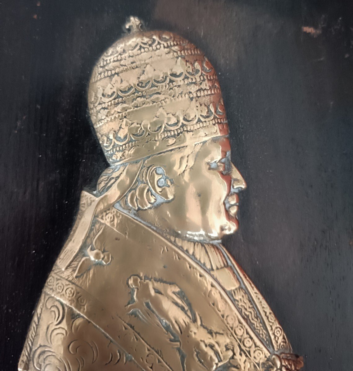 Gilt Bronze Plaque Depicting A Pope's Profile-photo-1