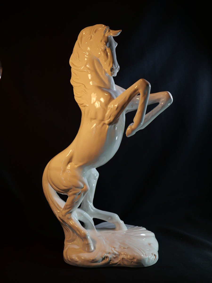 Grande Sculpture - Grand Cheval Cabré En Faïence Blanche - Début XX Ième 