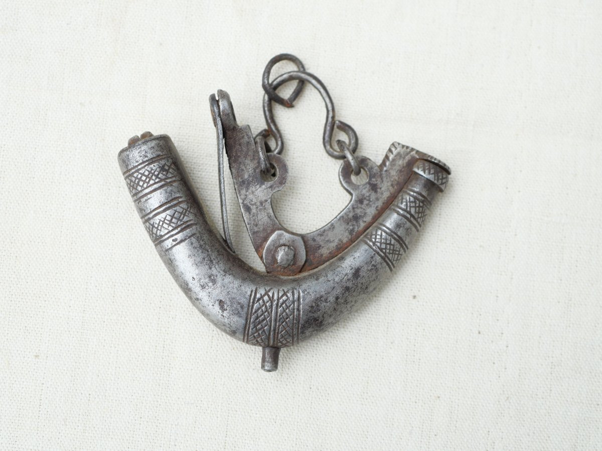 Small Ottoman Persian Powder Flask, 17th Century, Metal, Cab25poi001-photo-5