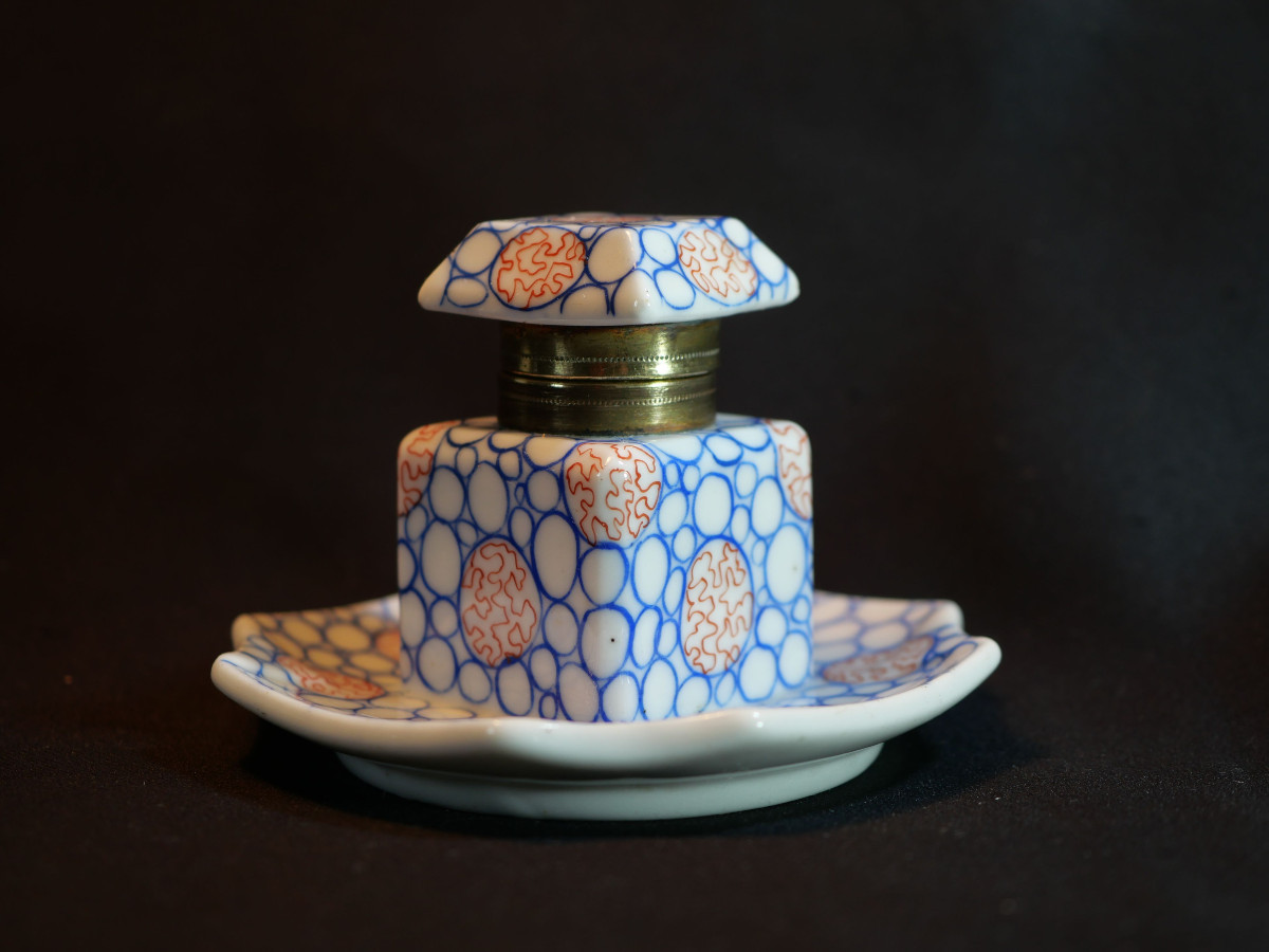Encrier porcelaine IMARI forme carrée avec coupelle intégrée à décor fin japonisant PER25ENC001