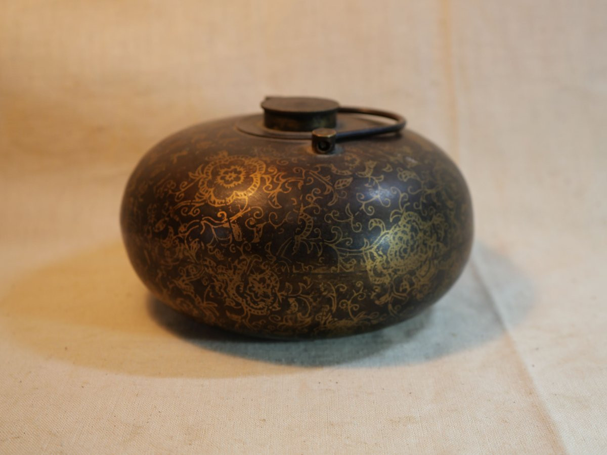 China 19th Century Brass Hot Water Bottle With Lacquered Flowers And Inscriptions 8 X 14 Cm Sbx25chi001-photo-2