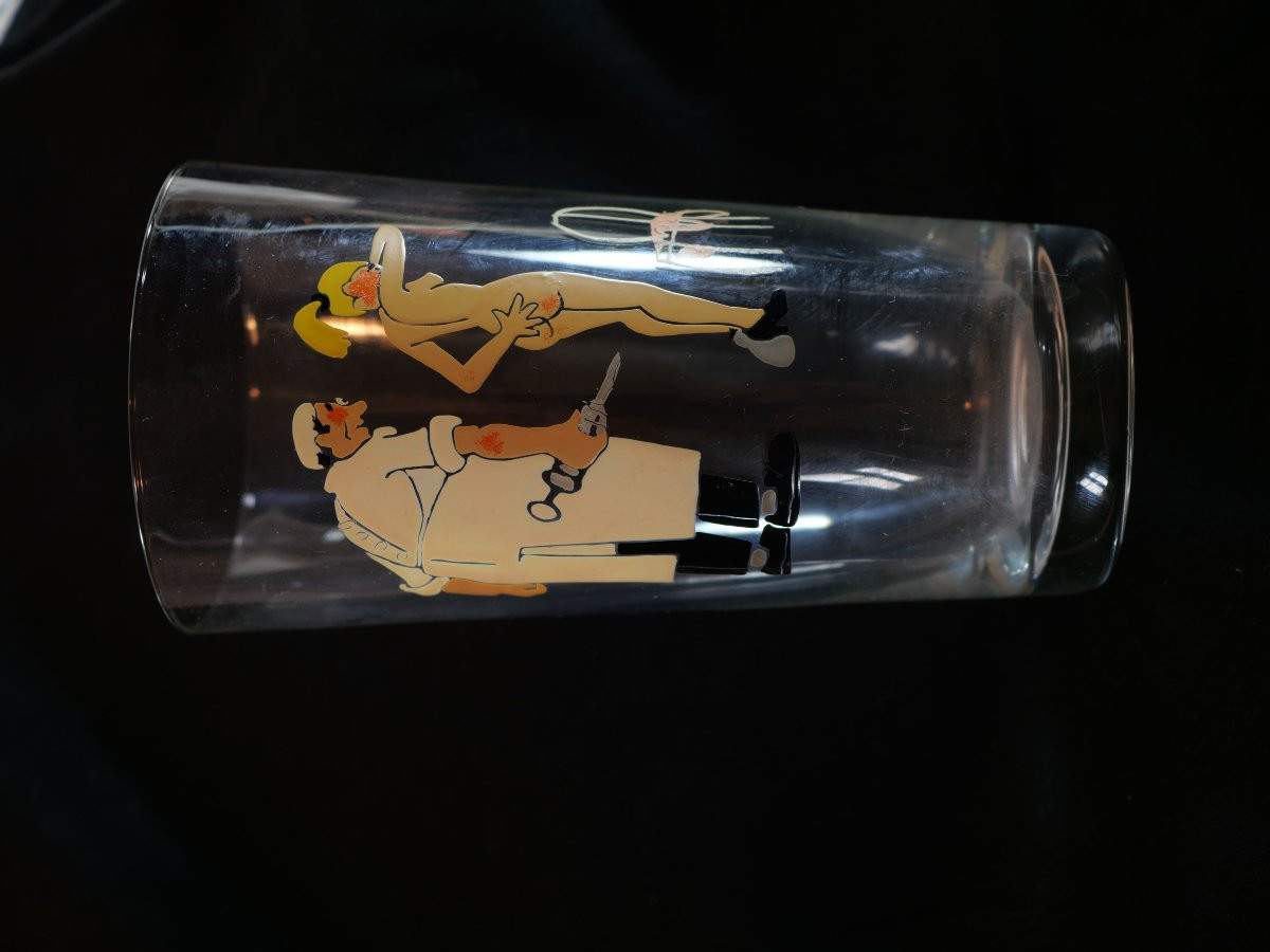 CURIOSA Verre émaillé carabin scène érotique médecin et femme nue BLO25VER001-photo-2