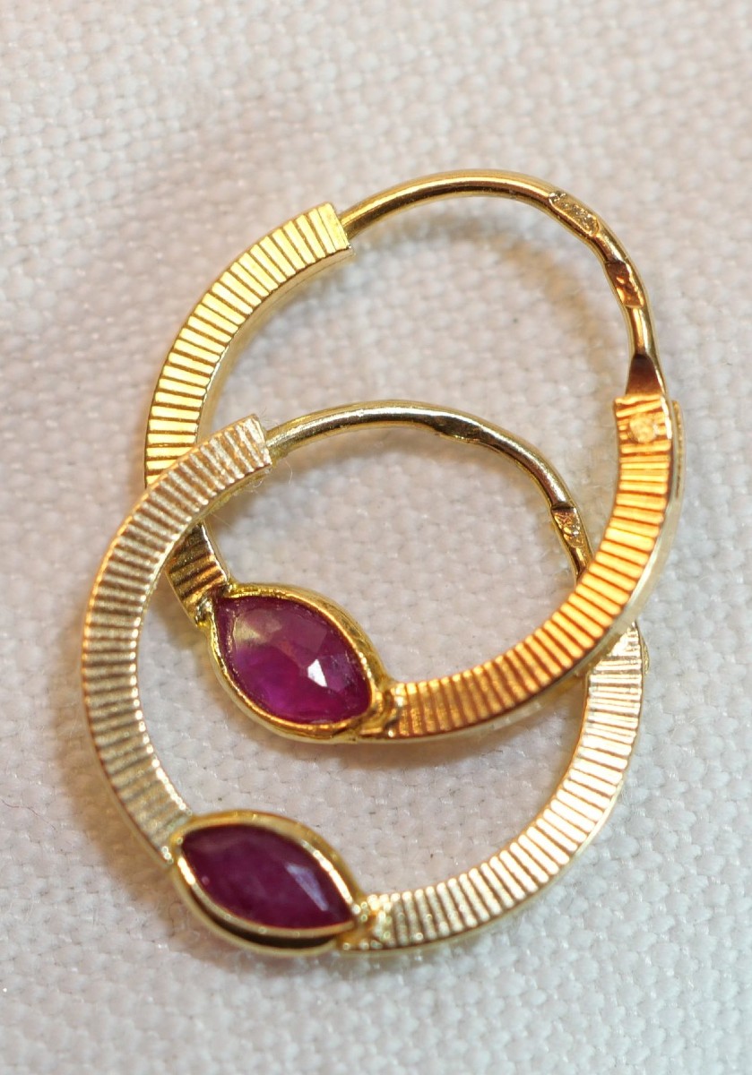 Pair Of 18k Gold Hoop Earrings Set With Sapphires, Weight 0.8 Grams Sdc25ore001