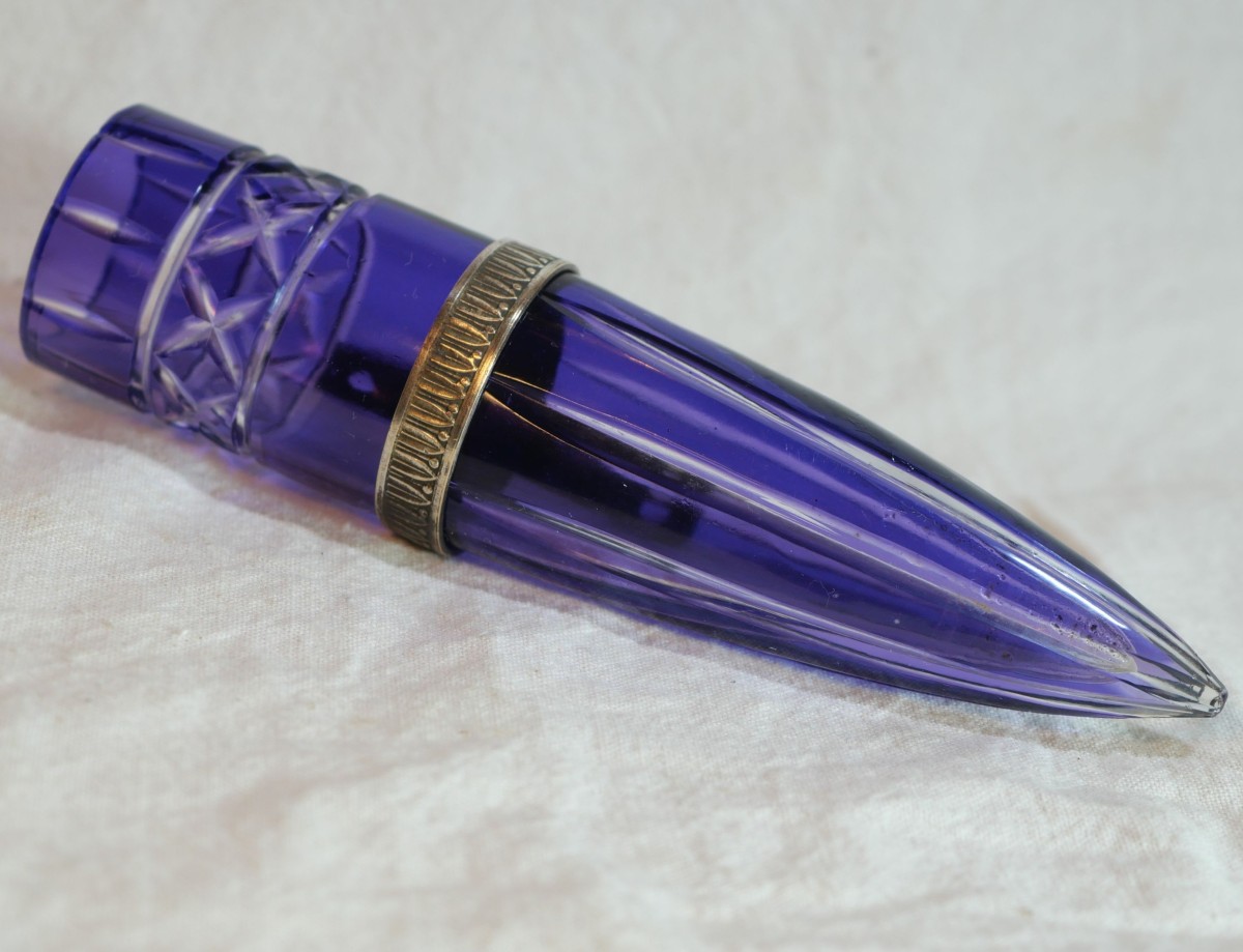 Automobilia - Blue Colored Crystal Car Flower Vase. H 14 Cm. Scn25vav001