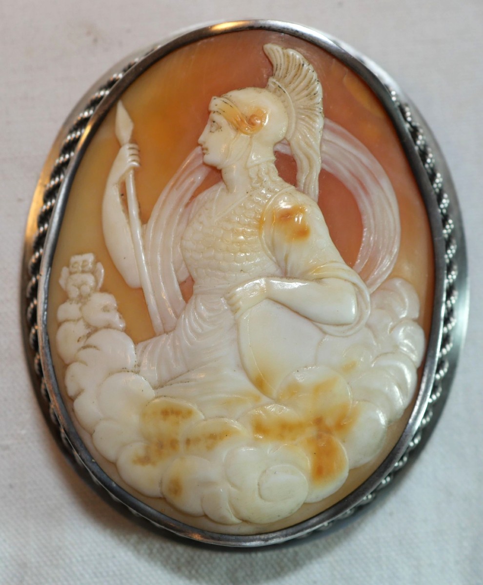 Important camée représentant Athéna à la chouette – monture en argent – XVIIIe SDC26ATH001