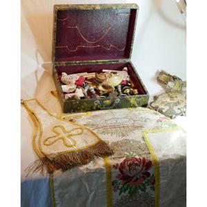 Charmant ensemble jouets messe d’époque XIXe siècle, présenté dans son coffret