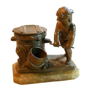 Pyrogenic Inkwell With A Green Patina; Putto Drawing Water From A Well; 19th-century Marble Base; Ssl26enc001