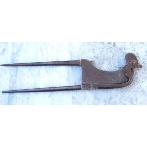 Coupe-noix d’arec (bétel) multifonction forme de coq Inde XIXe siècle, fer forgé SBX26COQ001