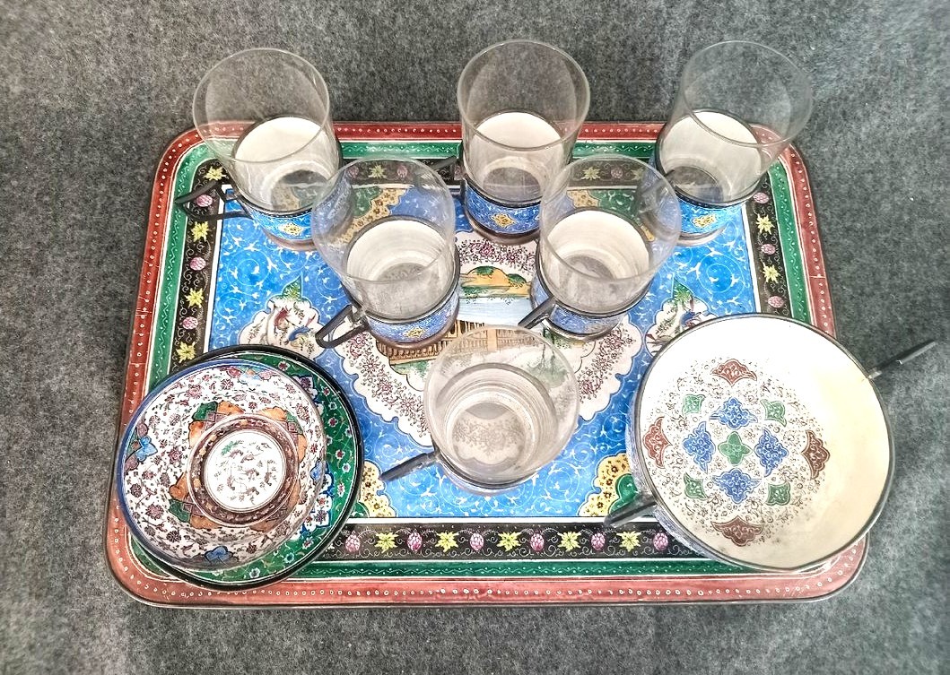 Service à thé ancien, travail persan, fabriqué en Iran, cristal de Baccarat, émaux sur cuivre 