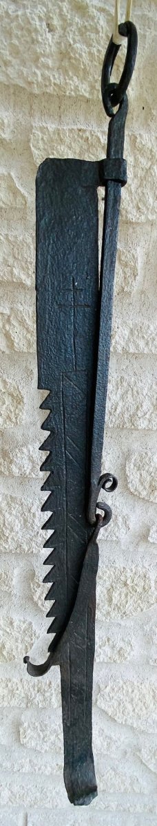 Crémaillère de cheminée en fer forgé d'époque 17ème siècle - Croix de Lorraine
