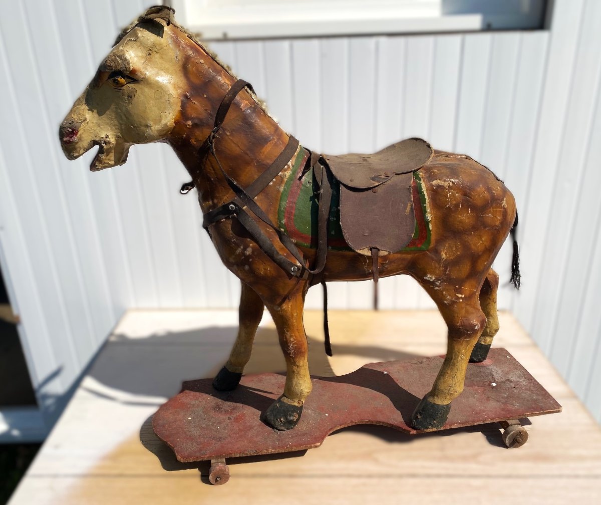 Cheval à roulettes d'époque 1900 en papier mâché et polychromie