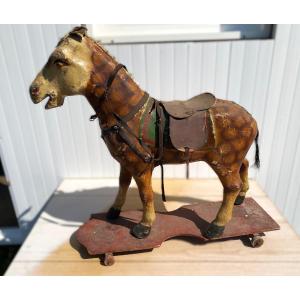 Cheval à roulettes d'époque 1900 en papier mâché et polychromie