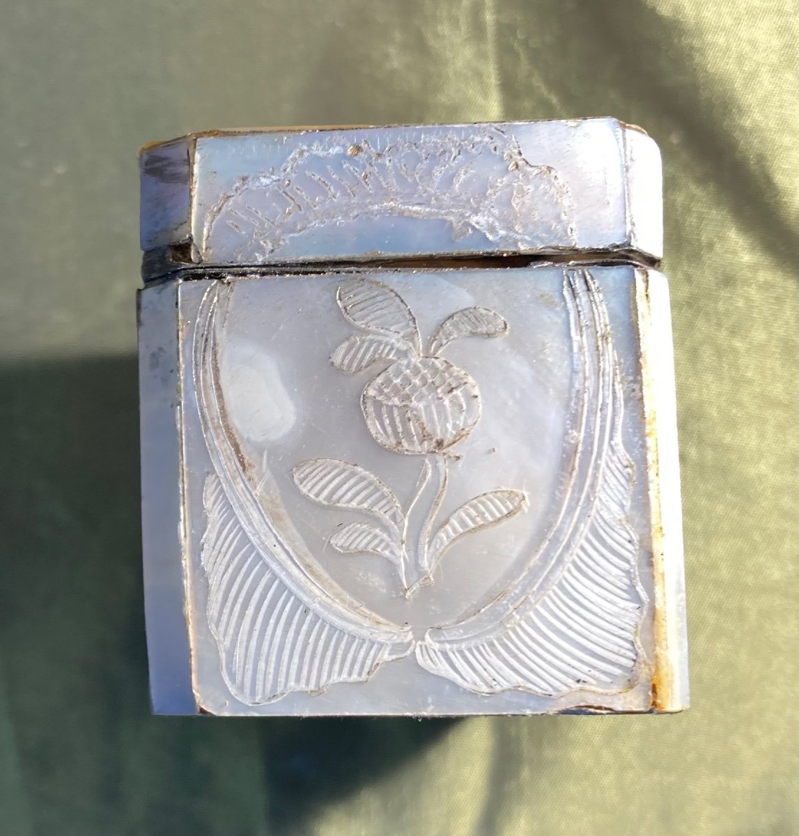 Small Mother-of-pearl And Silver Box-photo-4