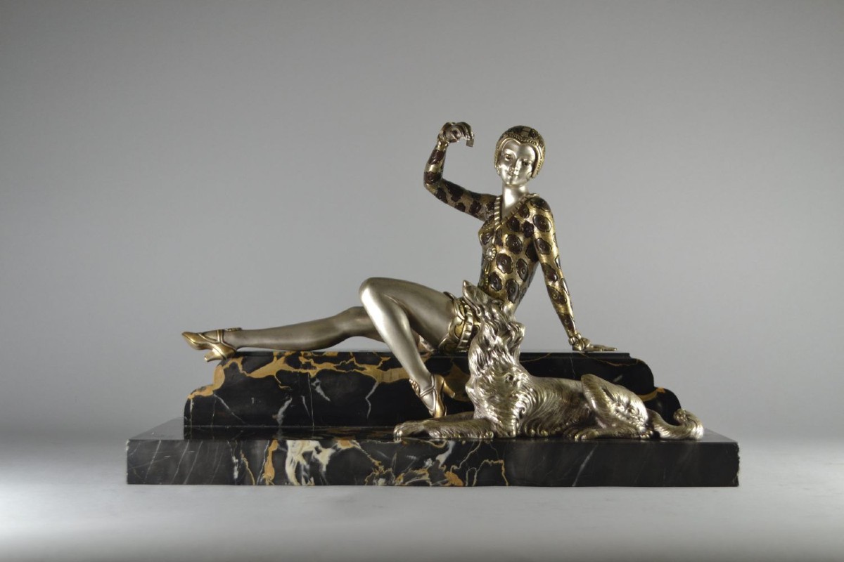 Henri Molins. Groupe art deco en bronze. Elegante au lévrier