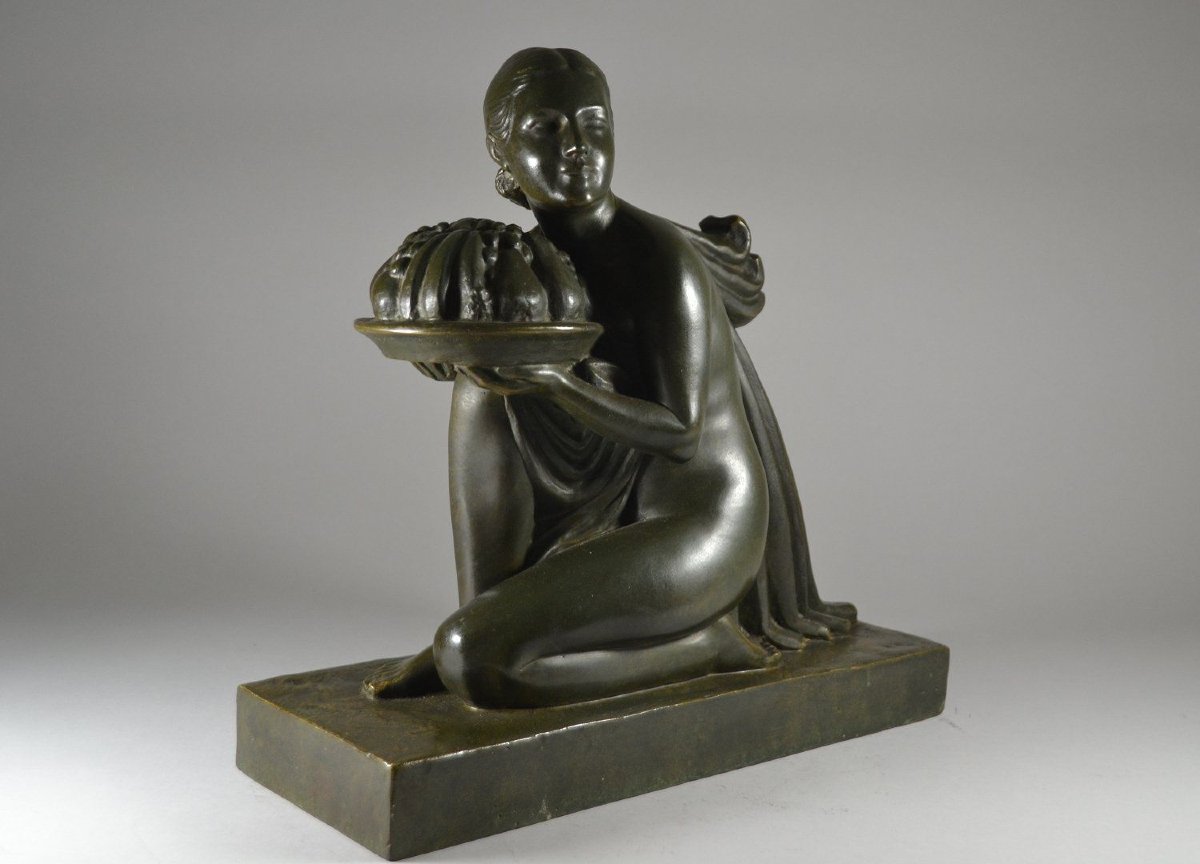 GEORGES VEREZ. Sculpture en bronze art deco . Femme aux fruits -photo-2