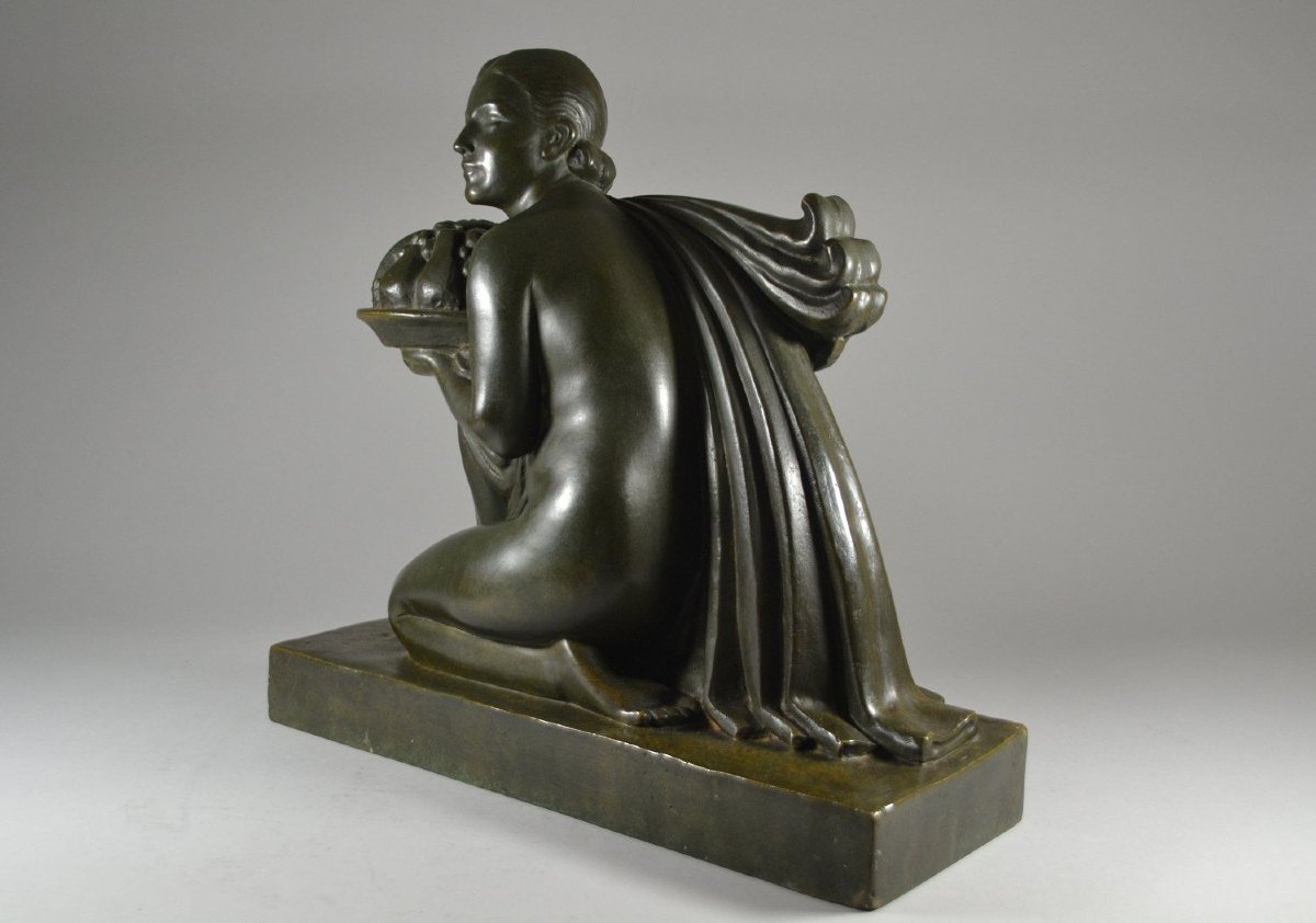 GEORGES VEREZ. Sculpture en bronze art deco . Femme aux fruits -photo-3