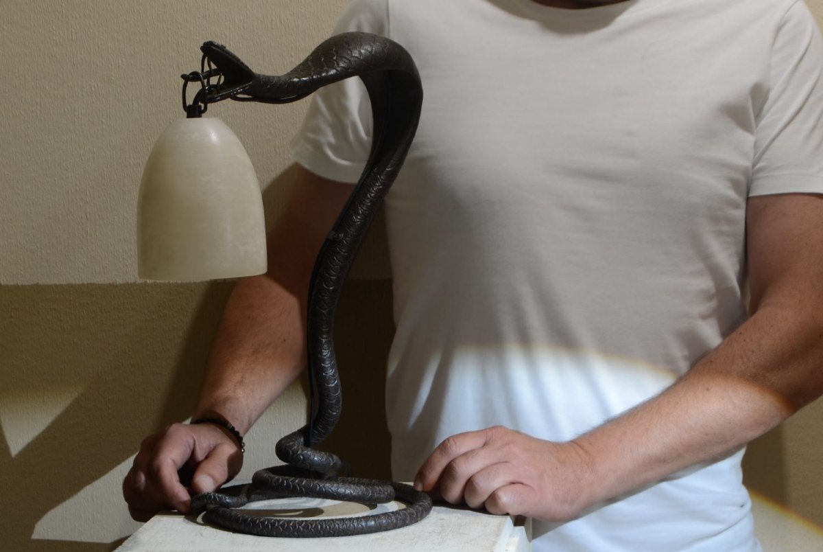 Large Cobra Art Deco Lamp Made Of Wrought Iron And Alabaster. -photo-2