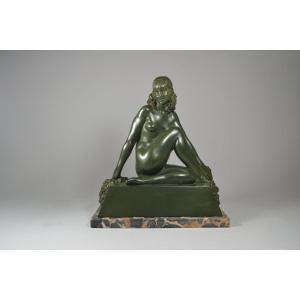 Raymonde Guerbe. Sculpture art deco. Jeune femme aux guilandes de fleurs.