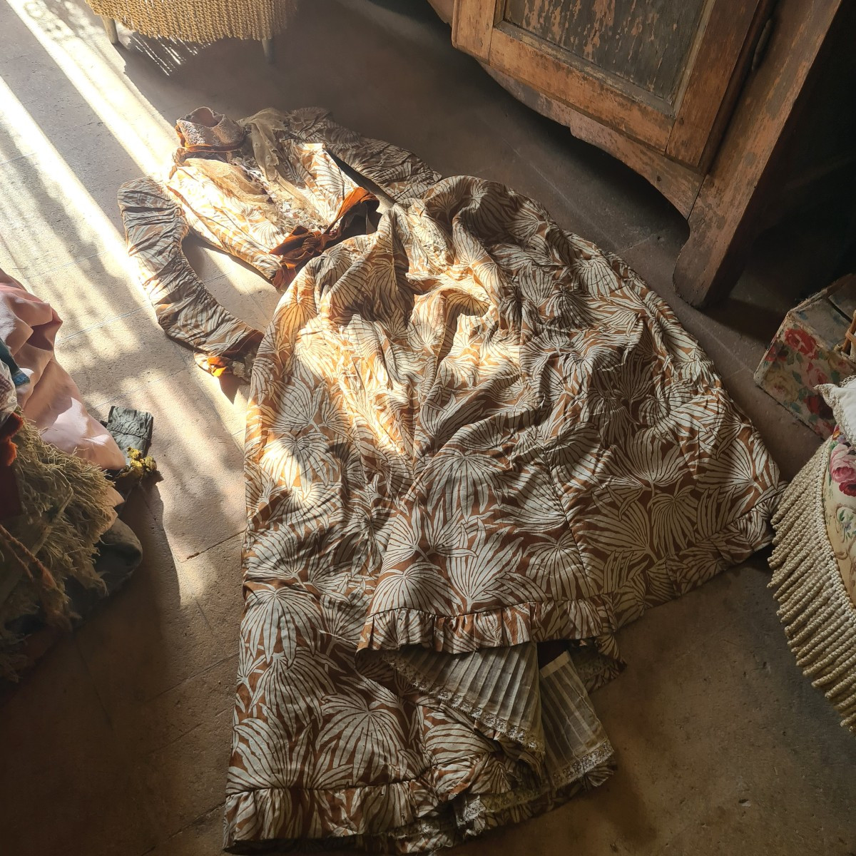 Costume Fin XIXème Siècle Avec Motifs De Feuilles