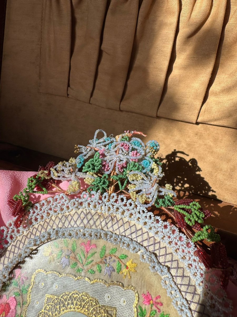 Cadre en perles de verre et broderie avec effigie-photo-3