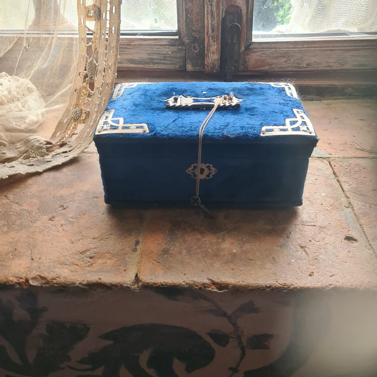 Velvet Box With Sewing Tools-photo-2