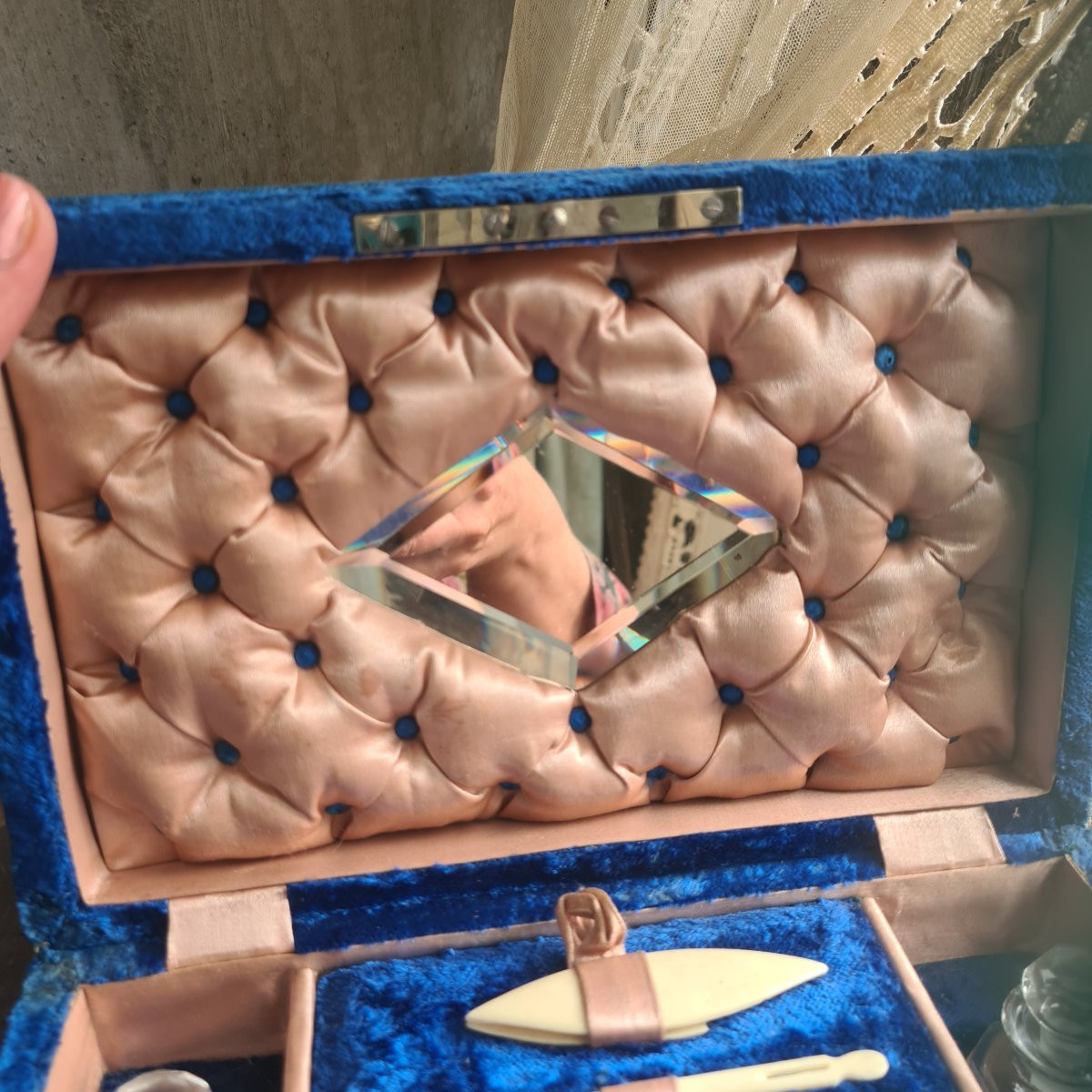 Velvet Box With Sewing Tools-photo-3