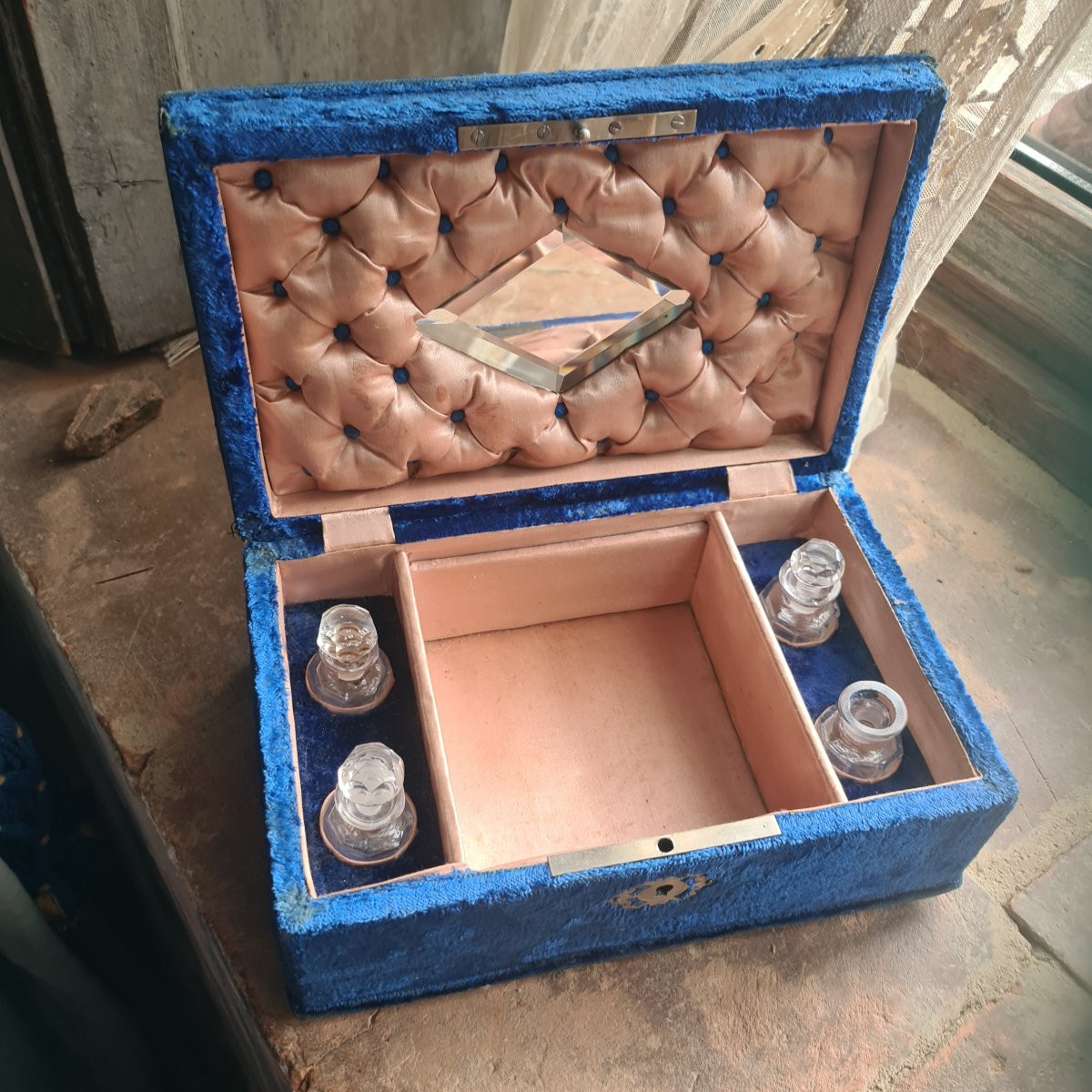 Velvet Box With Sewing Tools-photo-4
