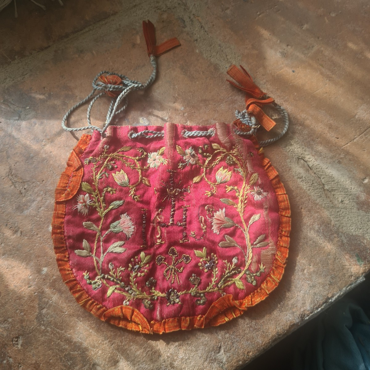 Petite bourse ecclésiastique  brodée du 18ème siècle