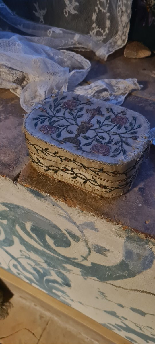 Boîte brodée du XVIIIème siècle-photo-2