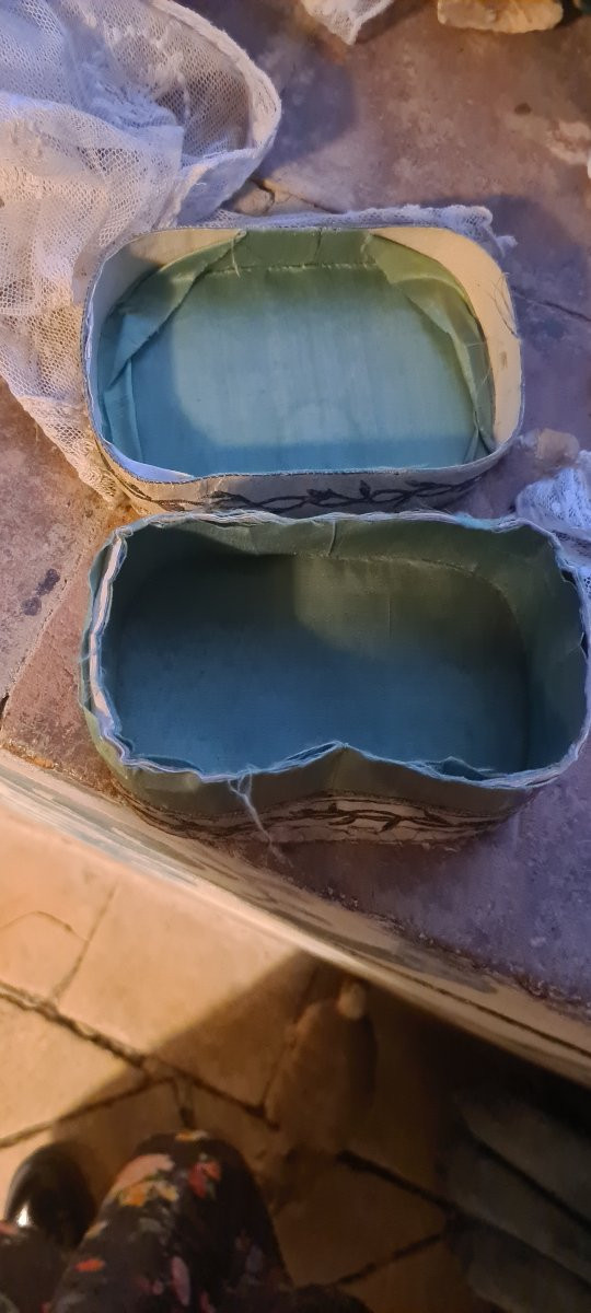 Boîte brodée du XVIIIème siècle-photo-3