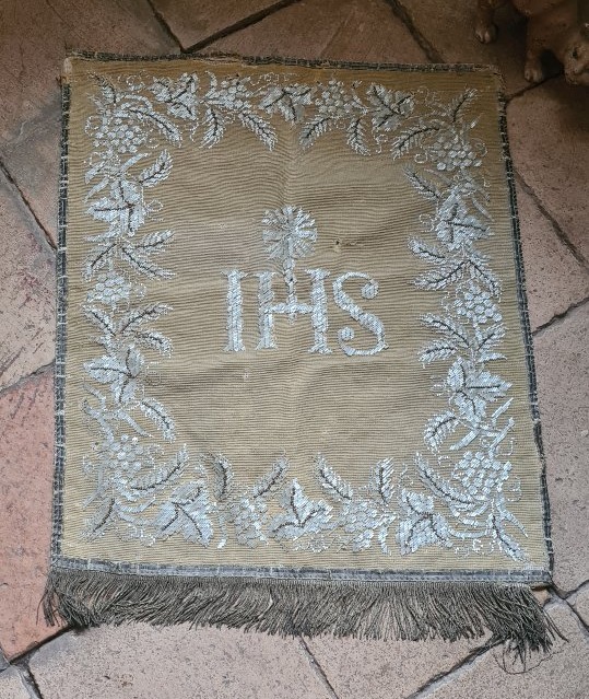 Tissu brodé avec perles de verre