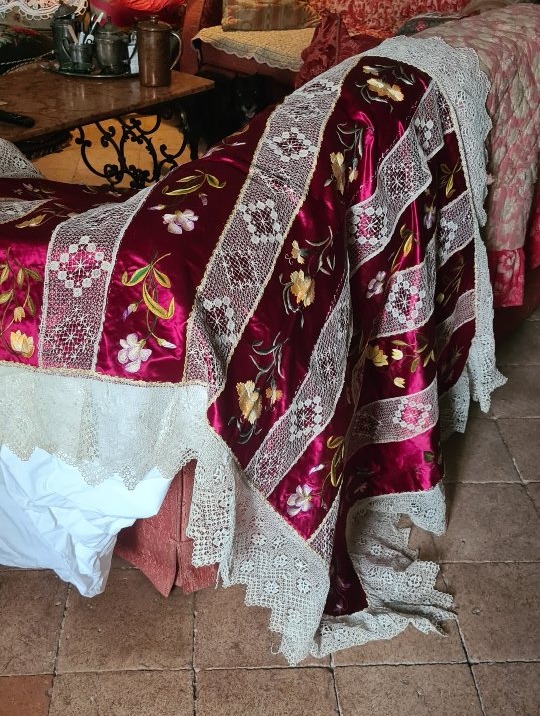 Tissu brodé sur soie