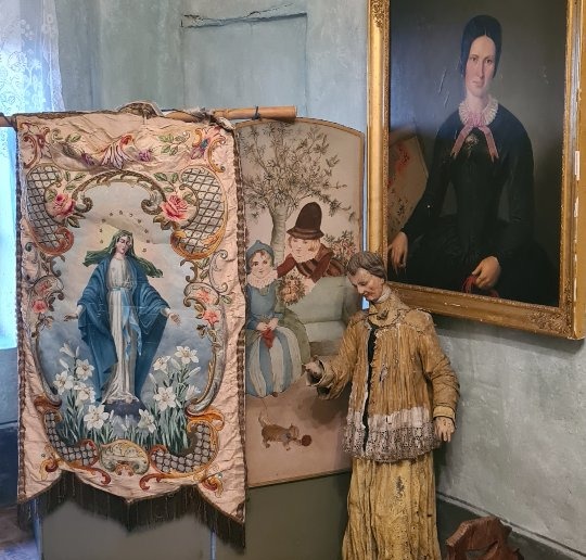 Bannière religieuse peinte et brodée