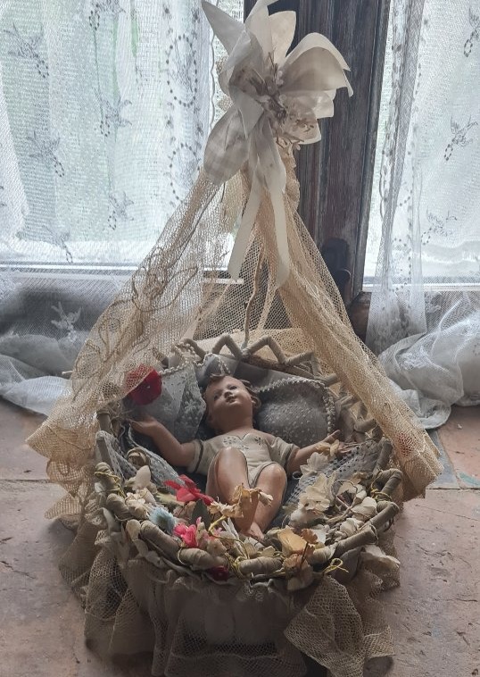 Enfant Jésus dans son berceau