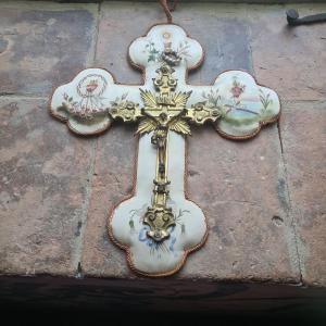 Croix en métal sur support en soie peinte
